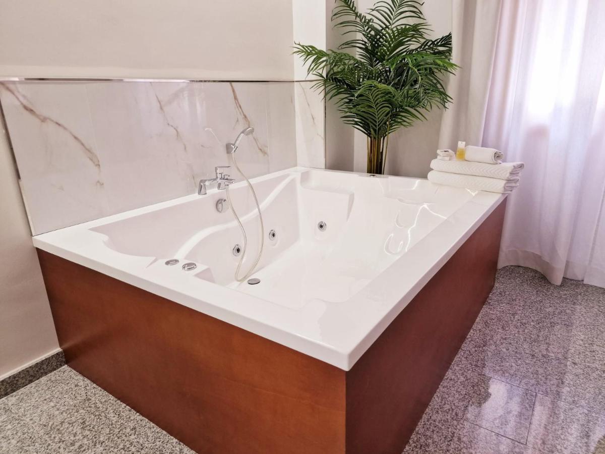 Suite Hot Tub,1349873197:JPEG